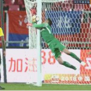 奮力撲救撞門框，曾誠調(diào)侃：門柱兄弟你還好嗎